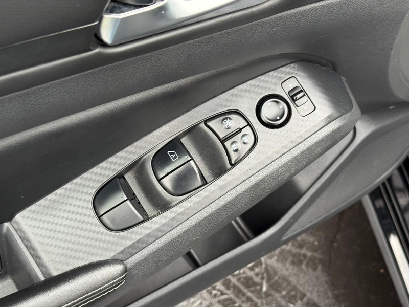 Nissan Altima Vehicle Full-screen Gallery Image 17