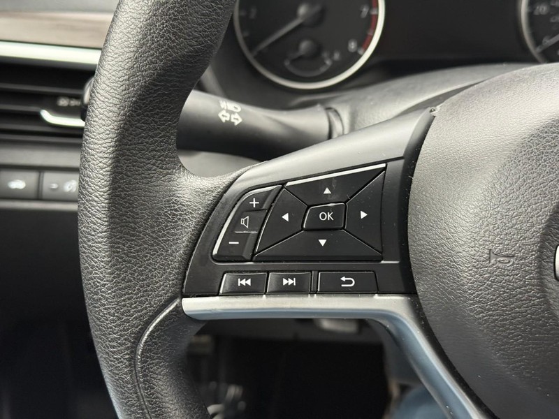 Nissan Altima Vehicle Full-screen Gallery Image 20