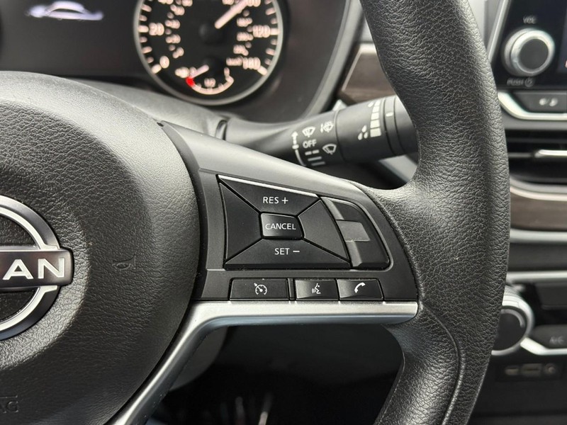 Nissan Altima Vehicle Full-screen Gallery Image 21