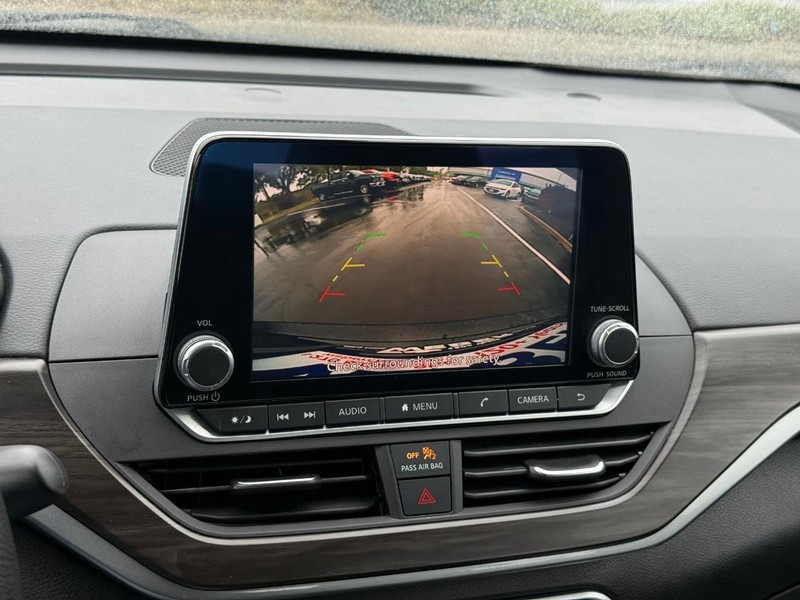 Nissan Altima Vehicle Full-screen Gallery Image 23