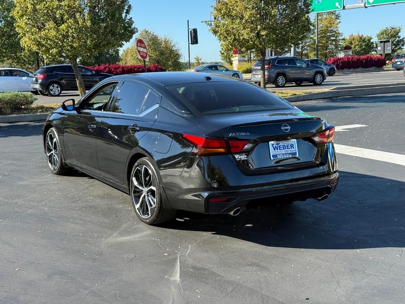 Nissan Altima Vehicle Full-screen Gallery Image 3