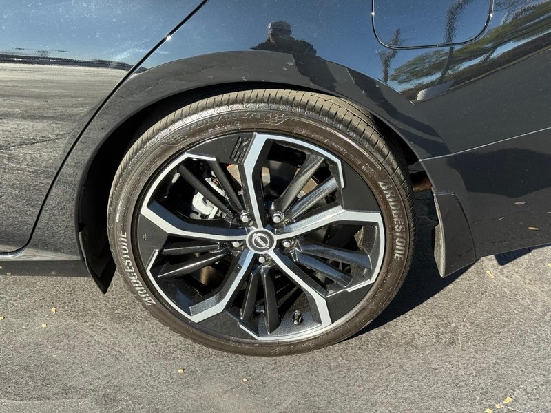 Nissan Altima Vehicle Full-screen Gallery Image 4