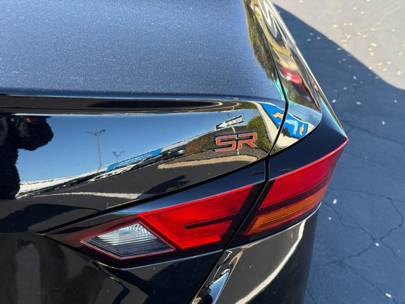 Nissan Altima Vehicle Full-screen Gallery Image 5