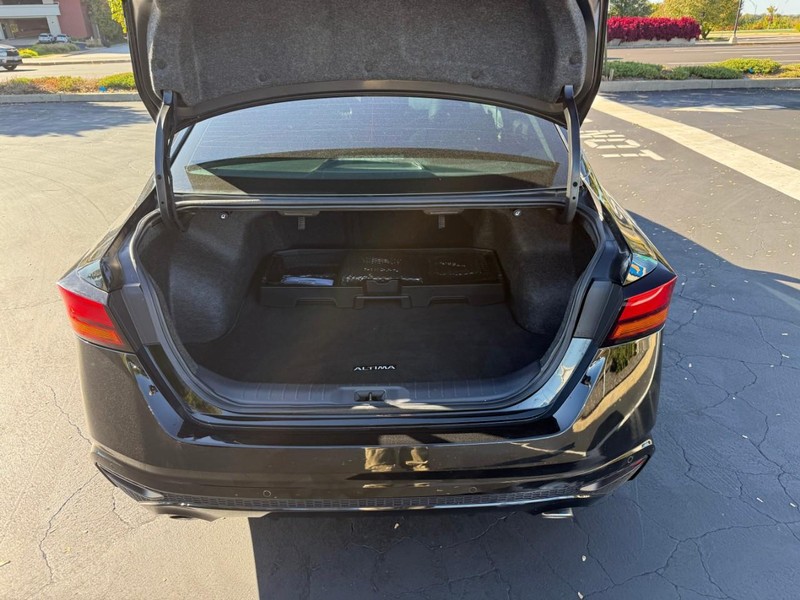 Nissan Altima Vehicle Full-screen Gallery Image 6