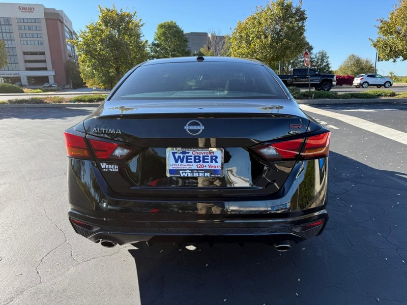 Nissan Altima Vehicle Full-screen Gallery Image 7