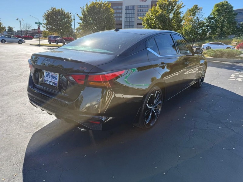 Nissan Altima Vehicle Full-screen Gallery Image 8