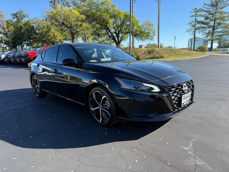 Nissan Altima Vehicle Full-screen Gallery Image 9