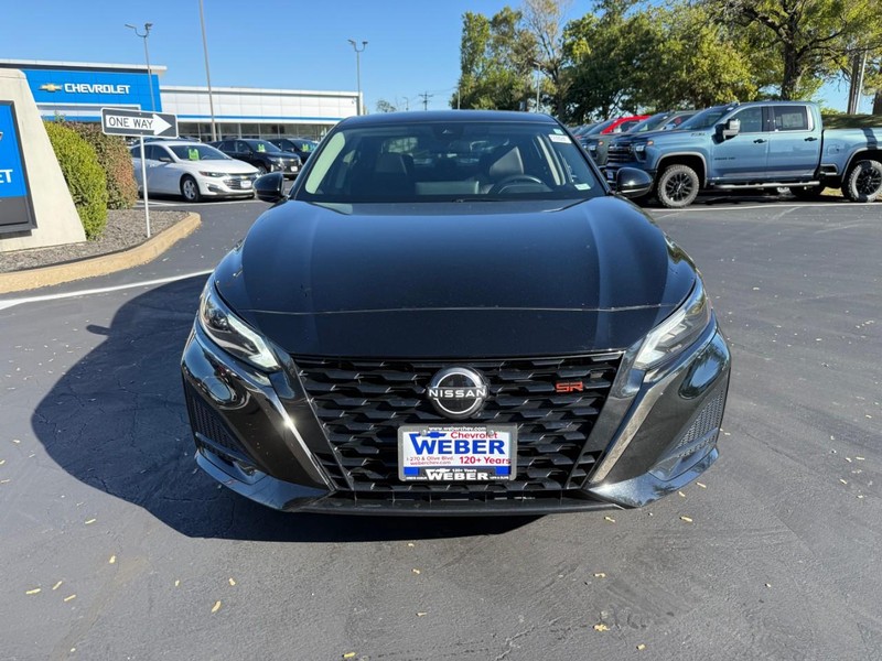 Nissan Altima Vehicle Full-screen Gallery Image 10