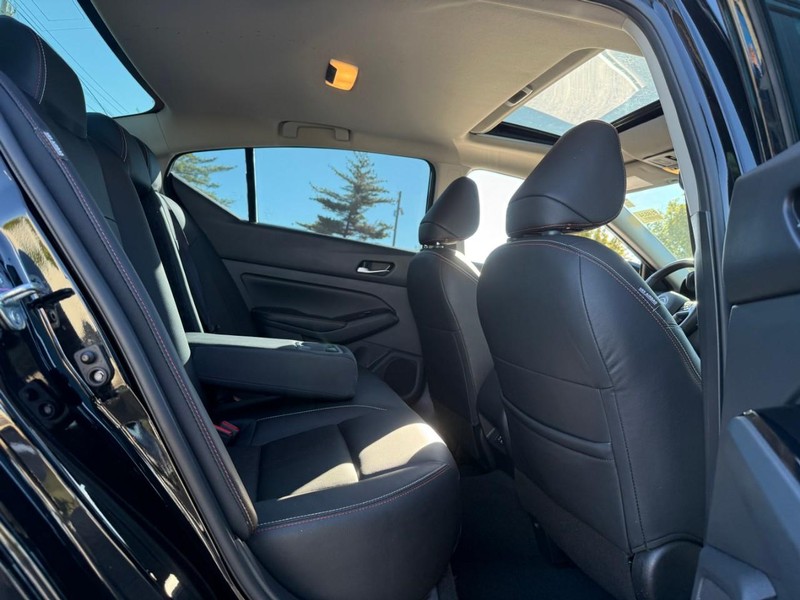 Nissan Altima Vehicle Full-screen Gallery Image 11