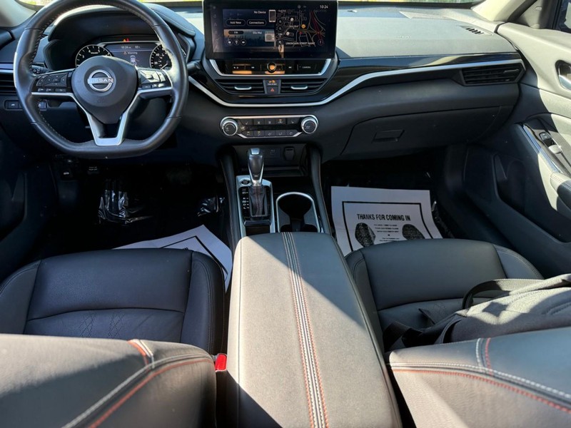 Nissan Altima Vehicle Full-screen Gallery Image 12