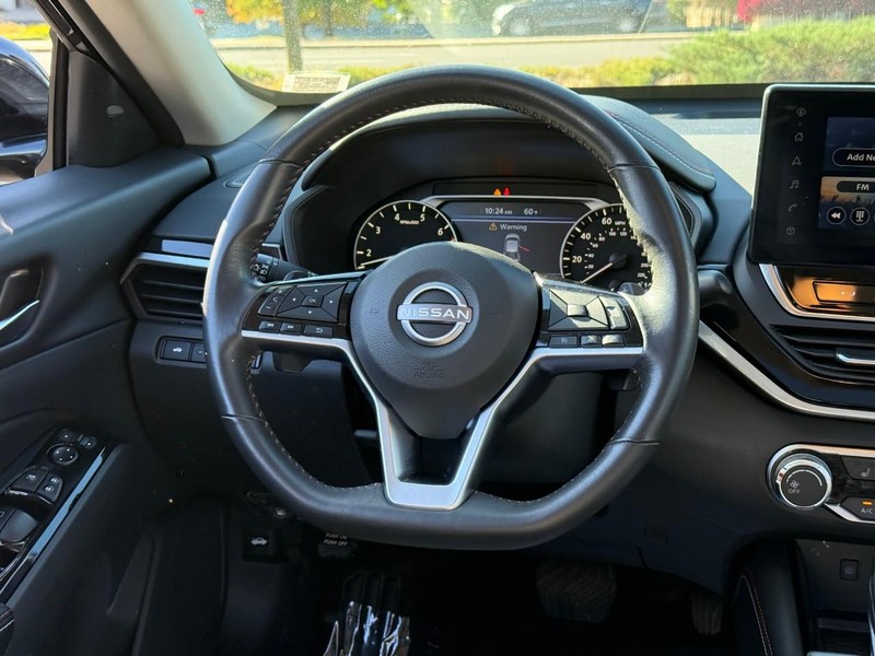 Nissan Altima Vehicle Full-screen Gallery Image 13