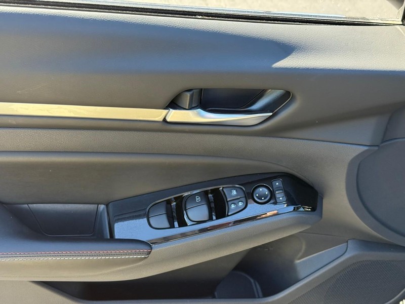 Nissan Altima Vehicle Full-screen Gallery Image 16