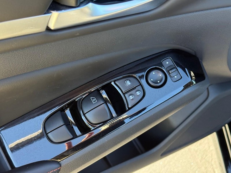 Nissan Altima Vehicle Full-screen Gallery Image 17