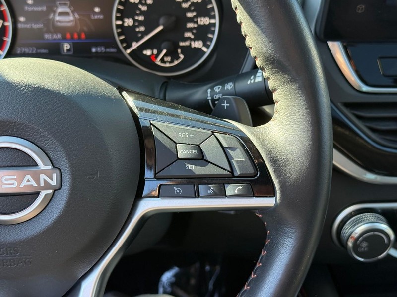 Nissan Altima Vehicle Full-screen Gallery Image 21