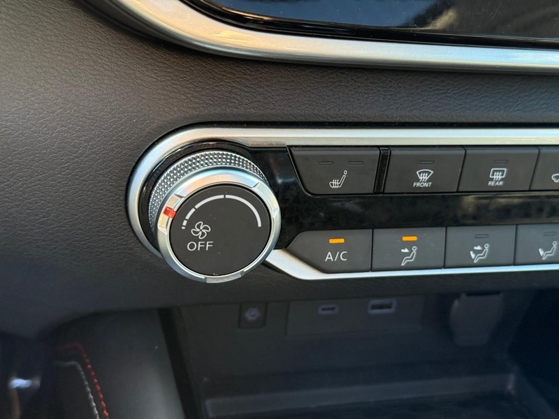 Nissan Altima Vehicle Full-screen Gallery Image 24