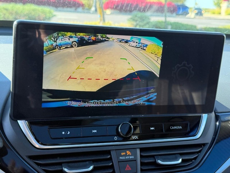 Nissan Altima Vehicle Full-screen Gallery Image 25