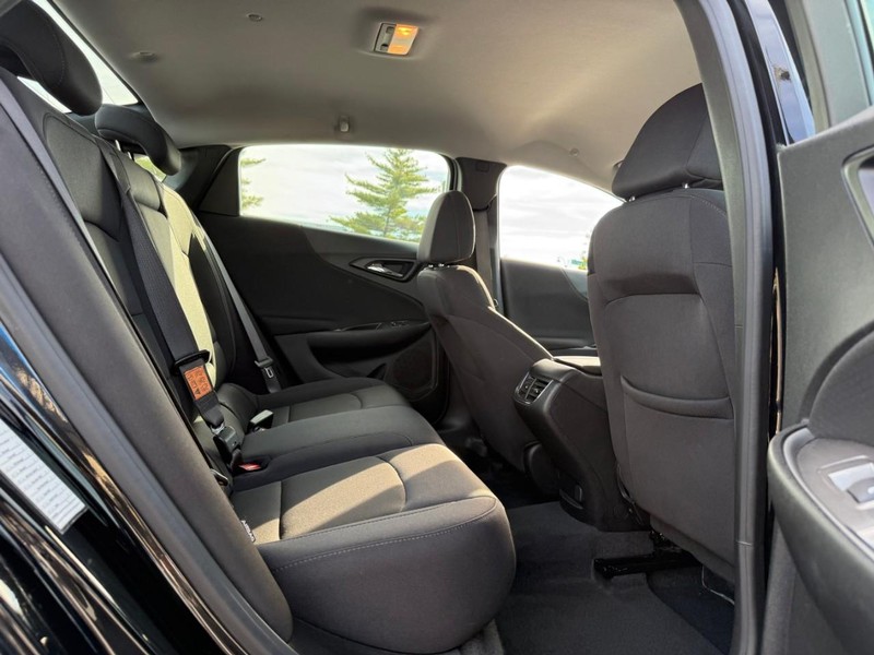 Chevrolet Malibu Vehicle Full-screen Gallery Image 11