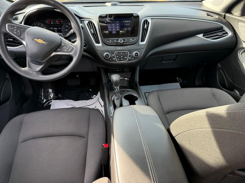 Chevrolet Malibu Vehicle Full-screen Gallery Image 12