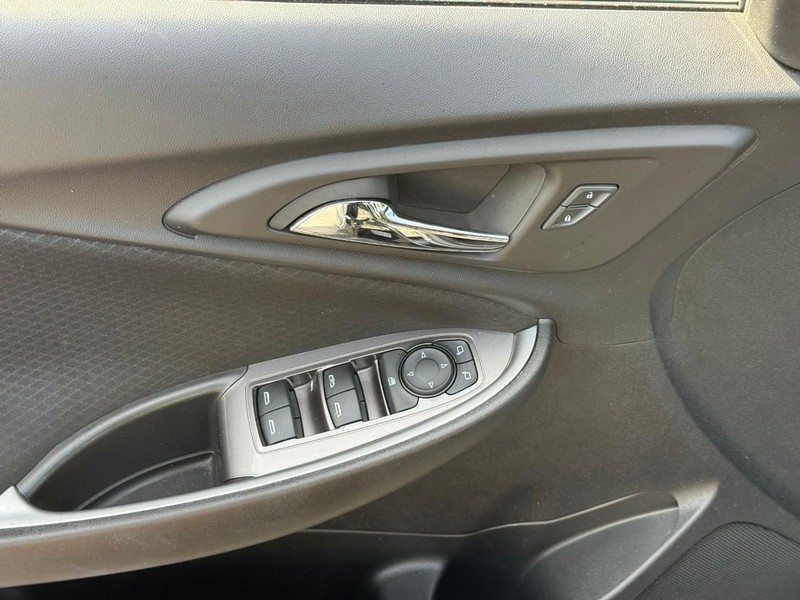 Chevrolet Malibu Vehicle Full-screen Gallery Image 16