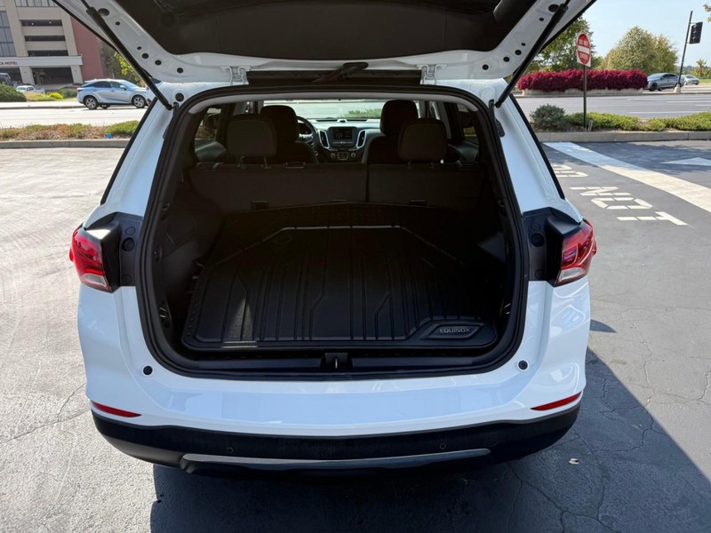 Chevrolet Equinox Vehicle Full-screen Gallery Image 6