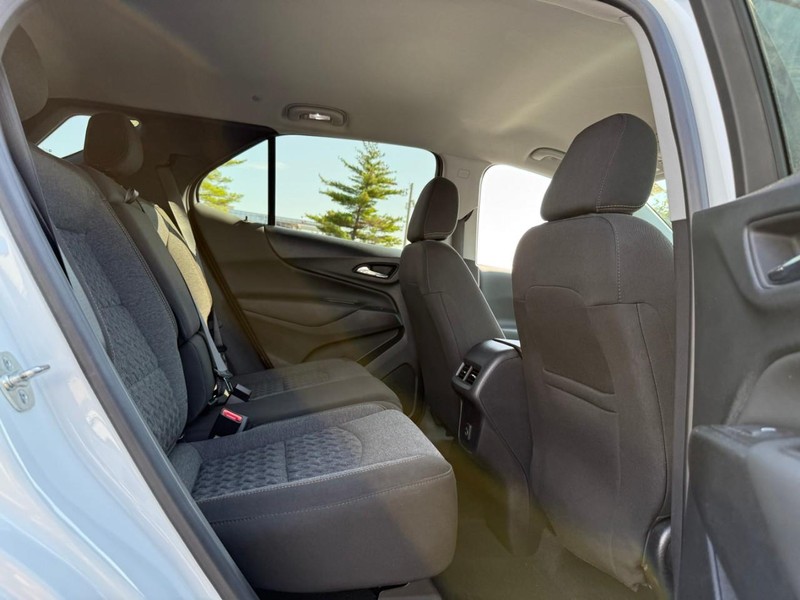 Chevrolet Equinox Vehicle Full-screen Gallery Image 11