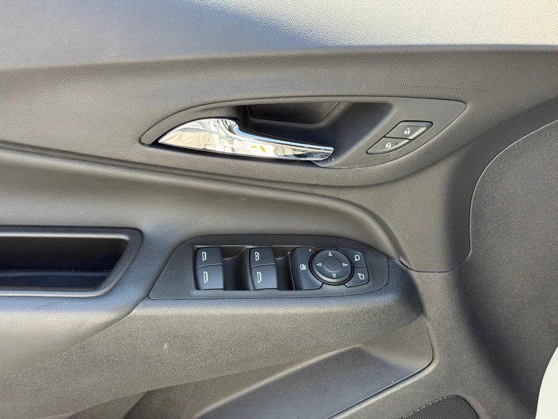 Chevrolet Equinox Vehicle Full-screen Gallery Image 16