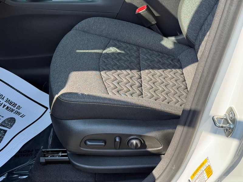 Chevrolet Equinox Vehicle Full-screen Gallery Image 17