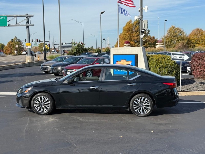 Nissan Altima Vehicle Full-screen Gallery Image 2