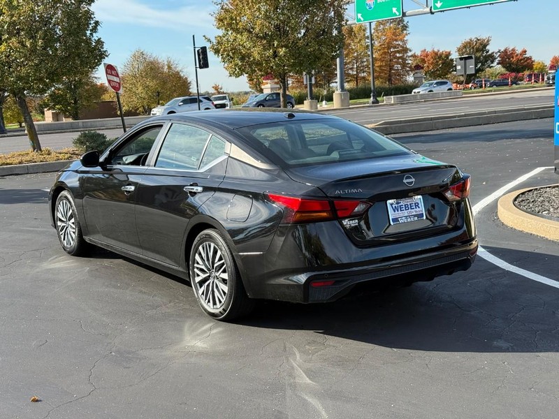 Nissan Altima Vehicle Full-screen Gallery Image 3