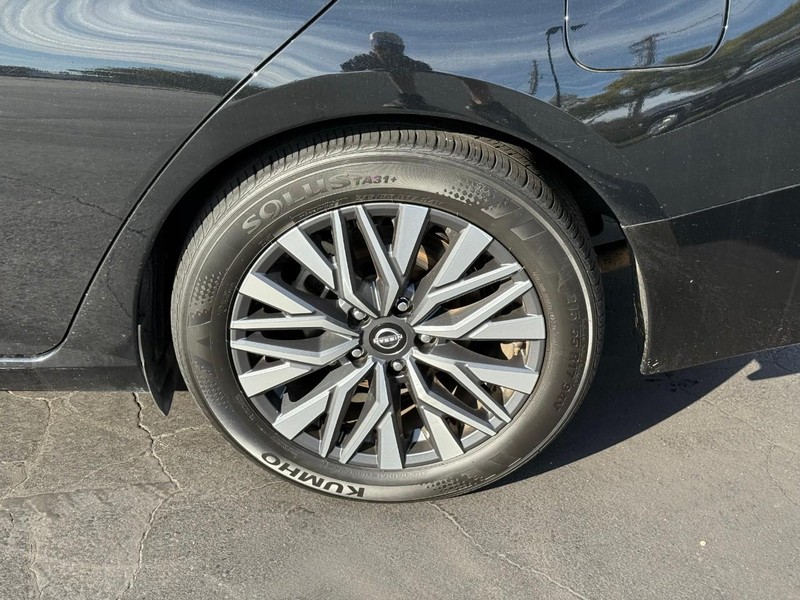 Nissan Altima Vehicle Full-screen Gallery Image 4