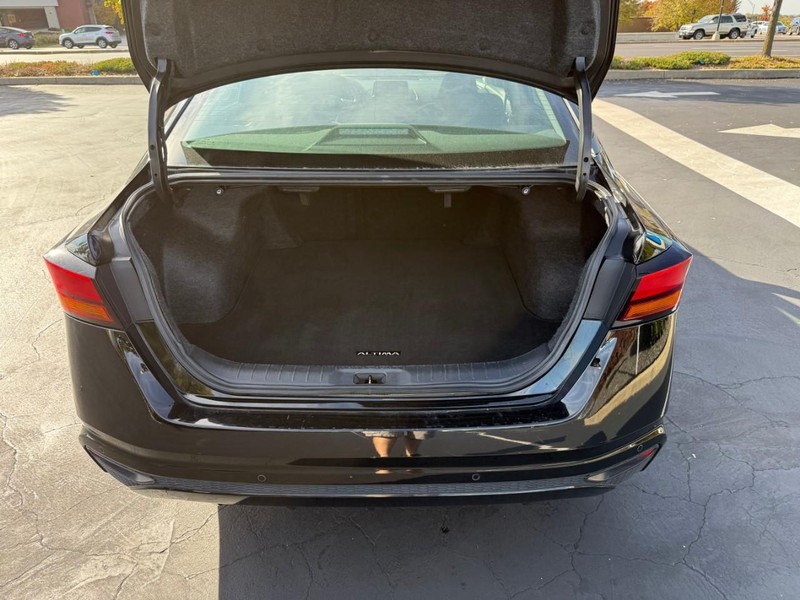 Nissan Altima Vehicle Full-screen Gallery Image 6