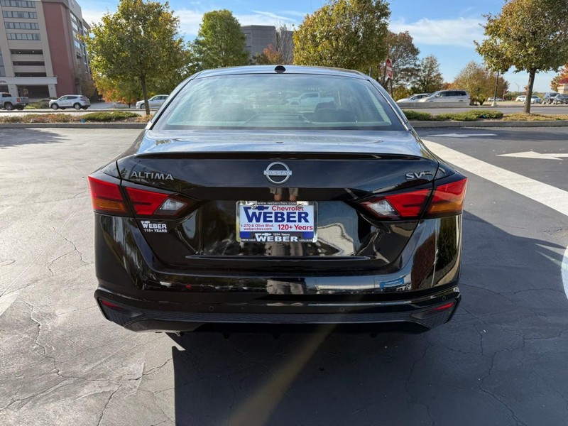 Nissan Altima Vehicle Full-screen Gallery Image 7