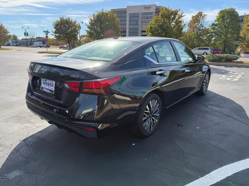 Nissan Altima Vehicle Full-screen Gallery Image 8