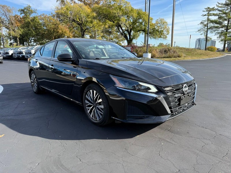 Nissan Altima Vehicle Full-screen Gallery Image 9