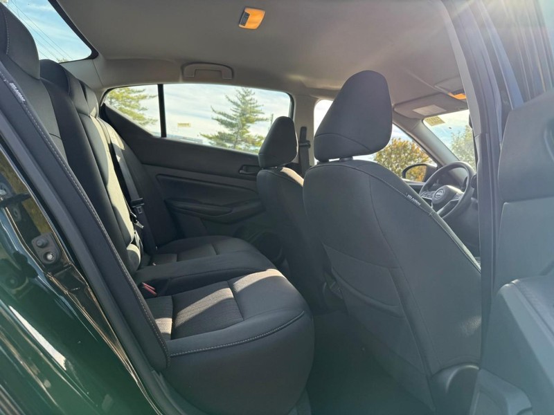 Nissan Altima Vehicle Full-screen Gallery Image 11