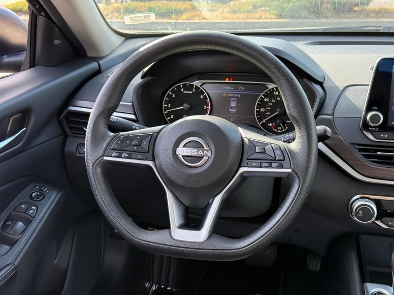 Nissan Altima Vehicle Full-screen Gallery Image 13
