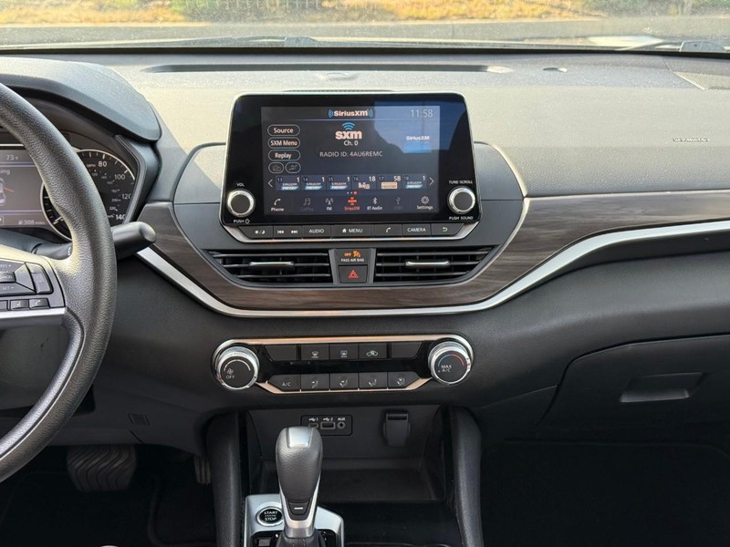 Nissan Altima Vehicle Full-screen Gallery Image 14