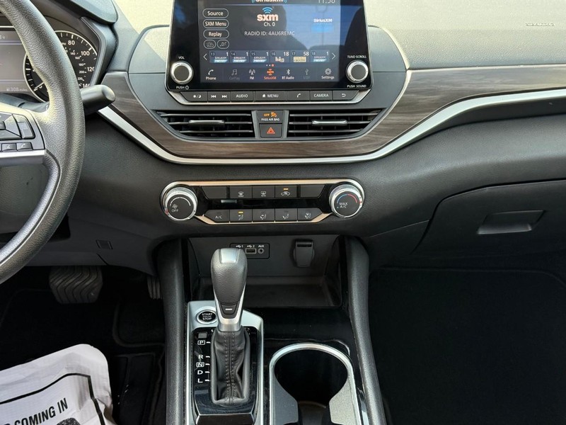 Nissan Altima Vehicle Full-screen Gallery Image 15