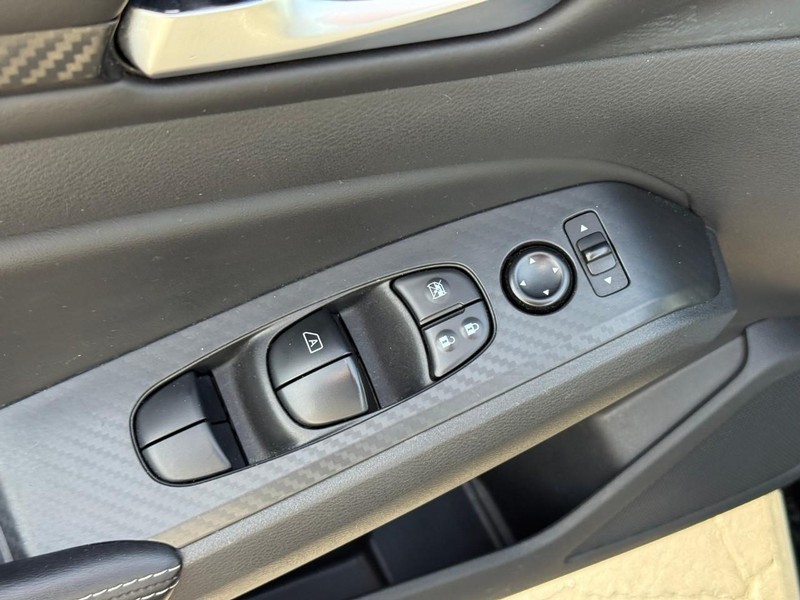 Nissan Altima Vehicle Full-screen Gallery Image 18