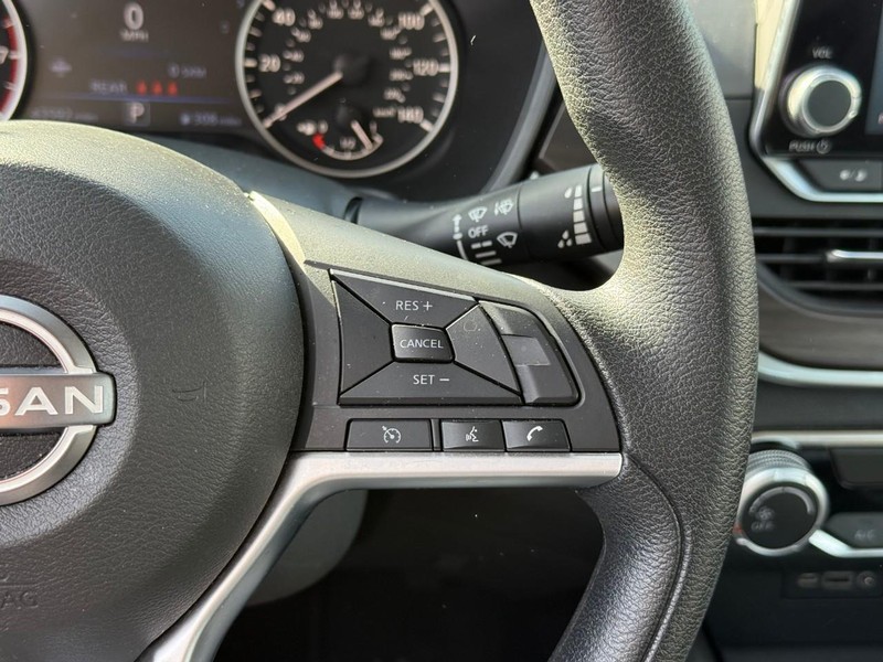 Nissan Altima Vehicle Full-screen Gallery Image 22