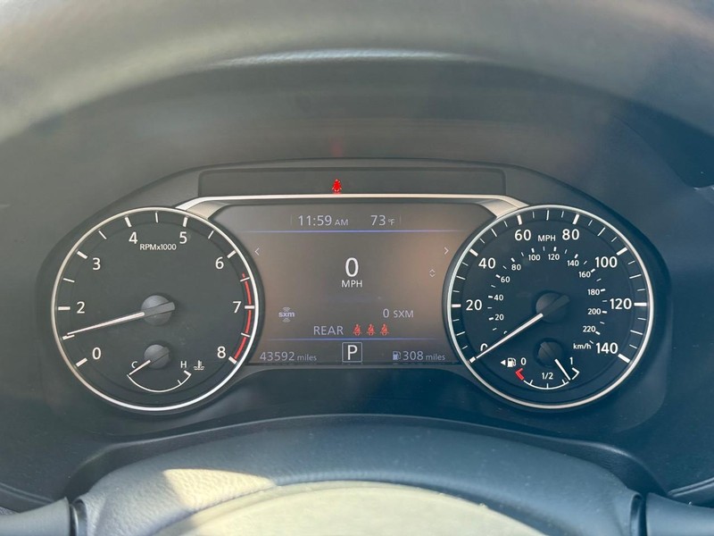 Nissan Altima Vehicle Full-screen Gallery Image 23