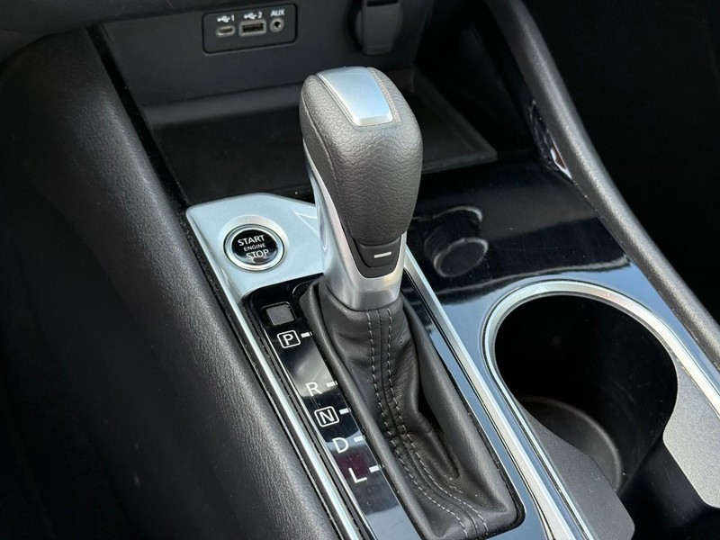 Nissan Altima Vehicle Full-screen Gallery Image 24