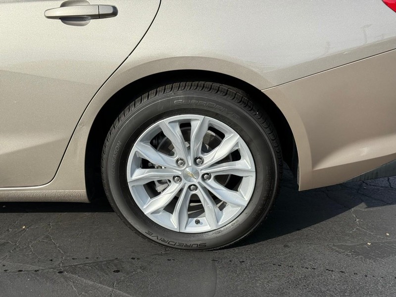 Chevrolet Malibu Vehicle Full-screen Gallery Image 4