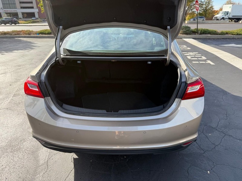Chevrolet Malibu Vehicle Full-screen Gallery Image 6