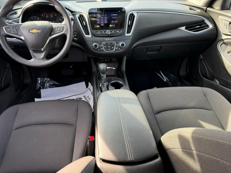 Chevrolet Malibu Vehicle Full-screen Gallery Image 12