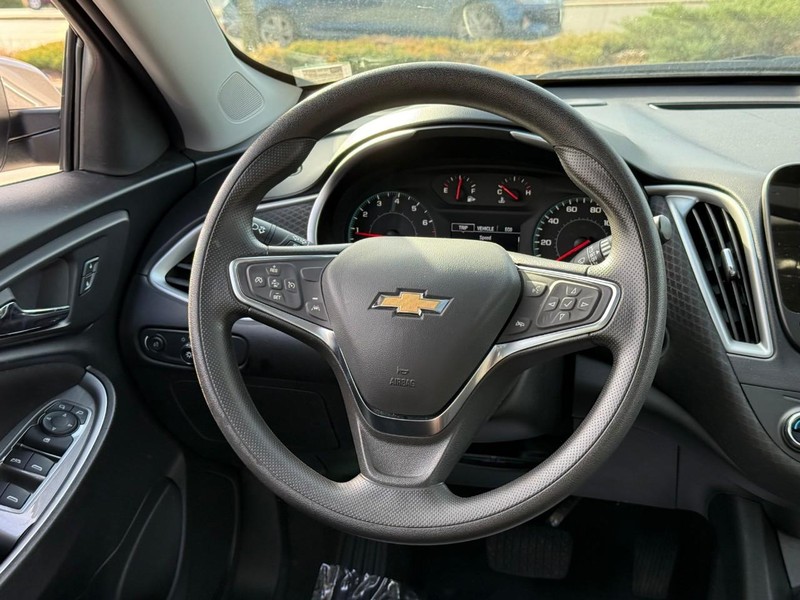 Chevrolet Malibu Vehicle Full-screen Gallery Image 13