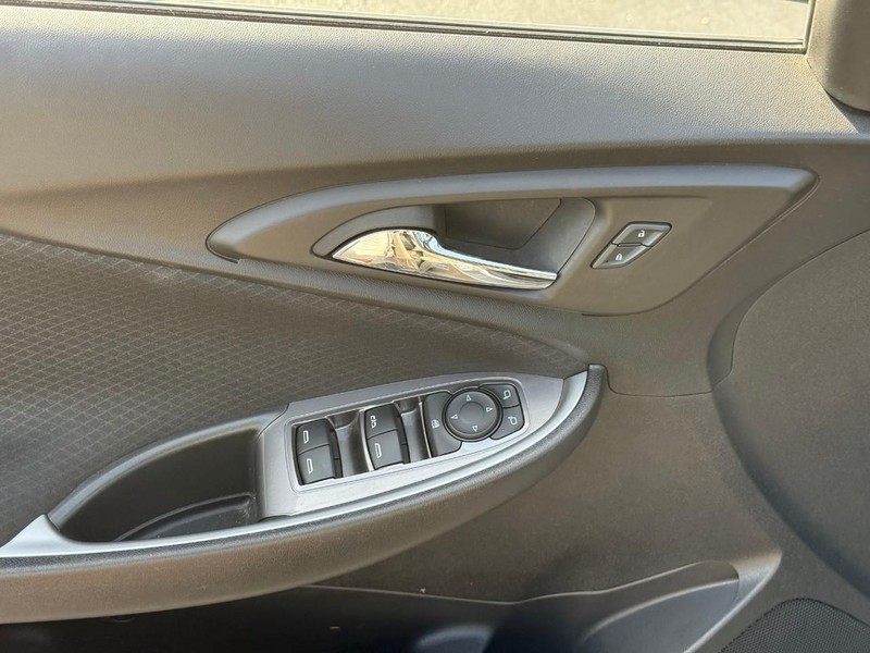 Chevrolet Malibu Vehicle Full-screen Gallery Image 16