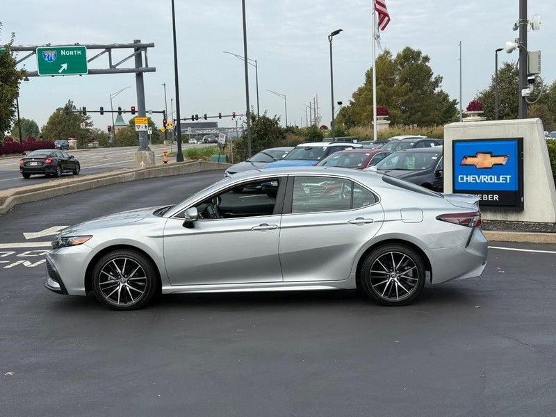 Toyota Camry Vehicle Full-screen Gallery Image 2