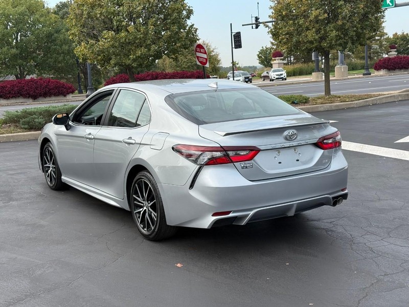 Toyota Camry Vehicle Full-screen Gallery Image 3