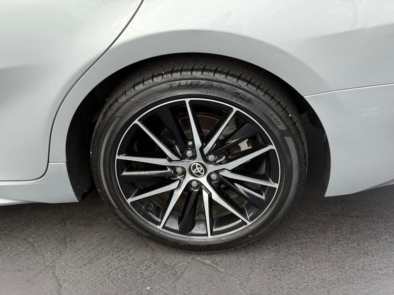 Toyota Camry Vehicle Full-screen Gallery Image 4